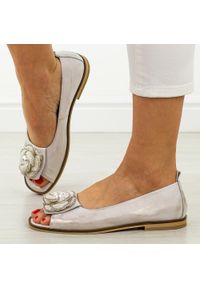 DEONI - Złote przec. skórzane Polskie sandały damskie z zakrytą piętą Deoni D049. Okazja: na spacer, na co dzień, na imprezę. Kolor: złoty. Materiał: skóra. Wzór: aplikacja, kwiaty. Sezon: wiosna, lato. Styl: casual, elegancki #1