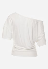 Born2be - Biała Wiskozowa Bluzka Nietoperzowa na Jedno Ramię z Marszczeniem w Talii Bolea. Okazja: do pracy, na co dzień, na spotkanie biznesowe. Kolor: biały. Materiał: wiskoza. Długość: długie. Styl: elegancki, biznesowy, klasyczny, casual #2