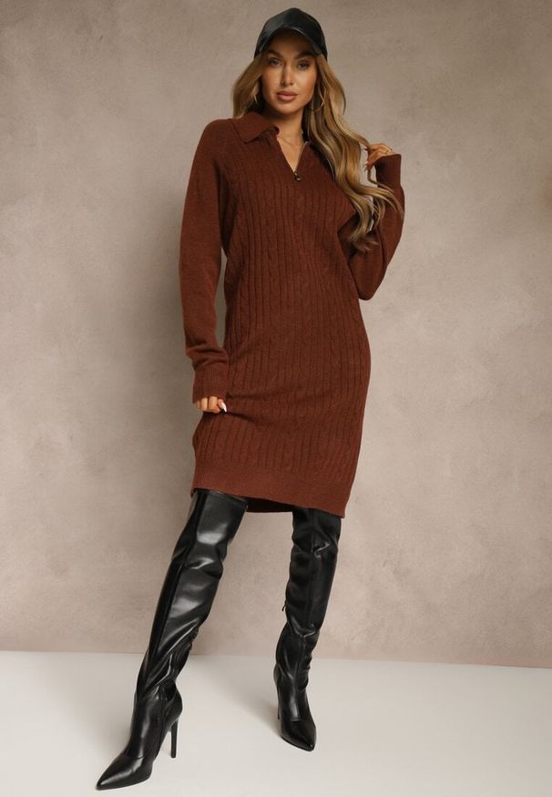 Renee - Brązowa Sweterkowa Sukienka z Bawełną i Wełną Ozdobiona Suwakiem Reinda. Okazja: na imprezę, na co dzień. Kolor: brązowy. Materiał: wełna, bawełna. Wzór: aplikacja. Typ sukienki: oversize, proste. Styl: casual. Długość: midi