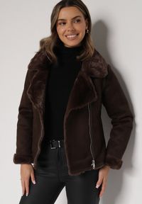 Born2be - Brązowa Kurtka Biker z Imitacji Zamszu z Futrzanymi Mankietami i Kołnierzem Awedine. Okazja: na co dzień. Kolor: brązowy. Materiał: zamsz, futro. Sezon: zima, jesień. Styl: klasyczny, casual #5