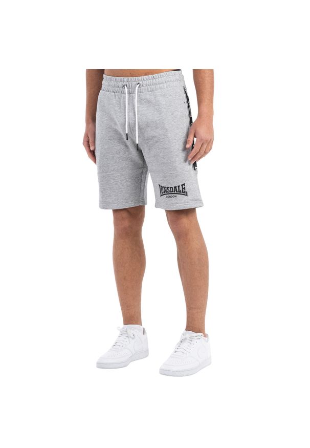 Krótka regularna fryzura Lonsdale Scarvell. Kolor: czarny, szary, wielokolorowy. Długość: krótkie. Wzór: nadruk, aplikacja. Sport: fitness