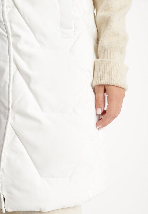 Born2be - Biała Kamizelka Pikowana z Futerkiem i Kapturem Innarella. Okazja: na co dzień, do pracy. Kolor: biały. Materiał: futro. Styl: elegancki, casual