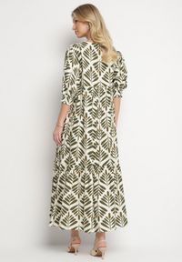 Born2be - Zielona Rozkloszowana Sukienka z Wiskozą z Motywem Roślinnym Loredia. Okazja: na co dzień. Typ kołnierza: dekolt w kształcie V. Kolor: zielony. Materiał: wiskoza. Długość rękawa: krótki rękaw. Wzór: aplikacja. Styl: elegancki, casual #2