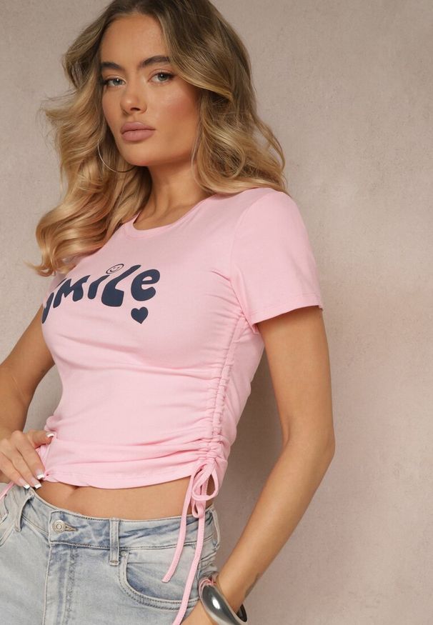 Renee - Różowy T-shirt z Wiskozy Ozdobiona Napisem i Ściągaczami Mirvesa. Okazja: na co dzień. Kolor: różowy. Materiał: wiskoza. Wzór: napisy, aplikacja. Styl: casual