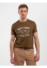 Big-Star - Koszulka męska z nadrukiem khaki Reddrez 303. Kolor: zielony. Materiał: materiał, dzianina, bawełna, jeans. Wzór: nadruk. Sezon: lato. Styl: klasyczny, wakacyjny #1