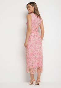 Born2be - Różowa Dopasowana Sukienka w Kwiaty Meluvea. Okazja: na co dzień. Kolor: różowy. Materiał: jeans. Wzór: kwiaty. Typ sukienki: proste. Styl: klasyczny, casual #3