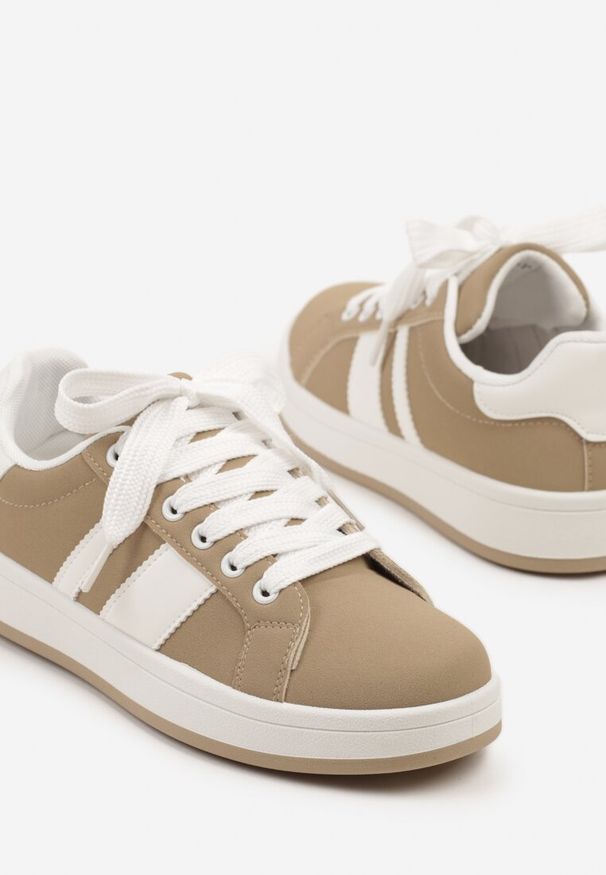 Renee - Ciemnobeżowe Płaskie Sneakersy z Paskiem Quinesi. Okazja: na co dzień. Zapięcie: pasek. Kolor: beżowy. Materiał: dresówka