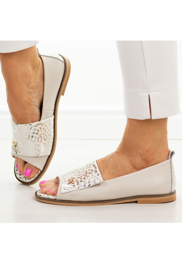 POTOCKI - Beżowe skórzane płaskie sandały damskie Potocki 19397. Okazja: na co dzień. Kolor: beżowy. Materiał: skóra. Wzór: aplikacja. Sezon: wiosna, lato. Obcas: na płaskiej podeszwie. Styl: casual, elegancki