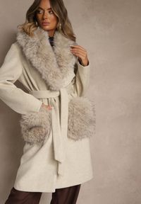 Renee - Beżowy Płaszcz z Futrzanym Kołnierzem Kieszeniami i Wiązanym Paskiem Perria. Okazja: na co dzień. Kolor: beżowy. Materiał: futro. Styl: casual, elegancki #6