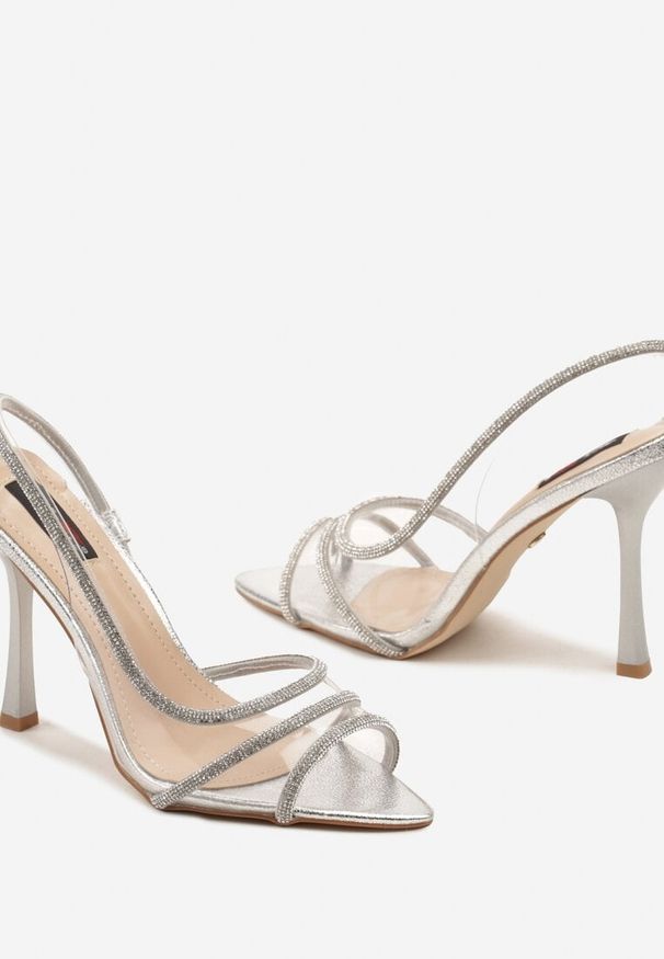 Born2be - Srebrne Transparentne Sandały na Szpilce z Ozdobnymi Cyrkoniami Fieda. Okazja: do pracy, na spotkanie biznesowe. Nosek buta: otwarty. Kolor: srebrny. Sezon: lato. Obcas: na szpilce. Styl: elegancki, klasyczny, biznesowy. Wysokość obcasa: średni