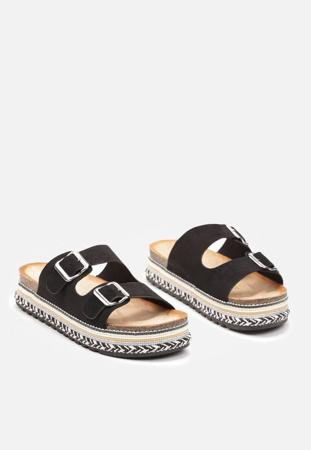 Born2be - Czarne Klapki na Grubej Podeszwie w Stylu Boho z Regulowanymi Klamrami Illestra. Okazja: na co dzień. Nosek buta: otwarty. Kolor: czarny. Wzór: aplikacja. Styl: boho