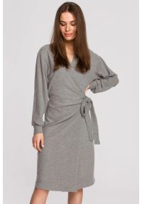 Sukienki.shop - Sukienka dzianinowa kopertowa bawełniana z wiązaniem szara. Okazja: do pracy. Kolor: szary. Materiał: dzianina, bawełna. Typ sukienki: kopertowe #3