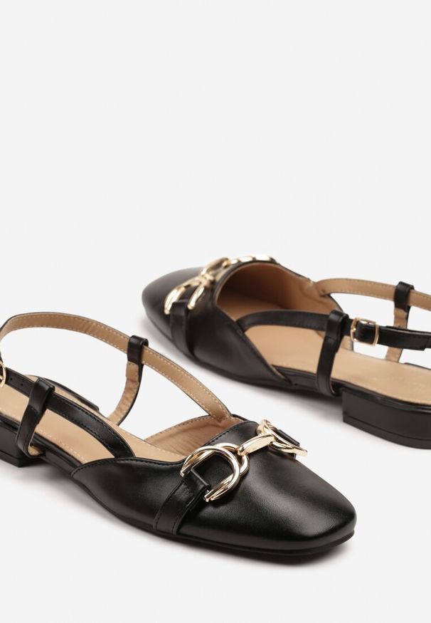 Renee - Czarne Sandały Slingback z Kwadratowym Noskiem i Metaliczną Aplikacją Koriorielle. Okazja: na co dzień. Kolor: czarny. Wzór: aplikacja. Styl: elegancki, casual