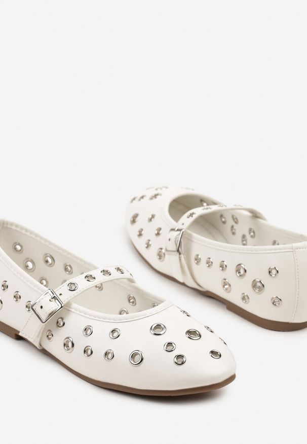 Renee - Białe Balerinki z Okrągłymi Nitami i Paseczkiem Finianis. Okazja: na co dzień. Nosek buta: okrągły. Kolor: biały. Wzór: aplikacja. Obcas: na obcasie. Styl: elegancki, casual, klasyczny. Wysokość obcasa: niski