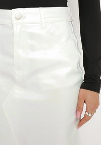 Born2be - Biała Połyskująca Spódnica Maxi z Rozcięciem Vichet. Kolor: biały. Materiał: tkanina #2
