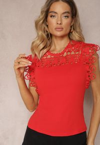 Renee - Czerwona Bawełniana Bluzka z Koronkową Wstawką Vinerba. Okazja: na co dzień, do pracy. Kolor: czerwony. Materiał: bawełna, koronka. Styl: casual, elegancki, street #3