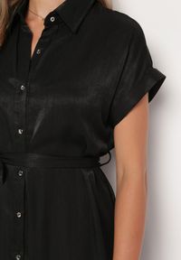 Born2be - Czarna Sukienka Koszulowa Zapinana na Guziki z Rozcięciem Wiązana Materiałowym Paskiem Nestari. Typ kołnierza: dekolt w kształcie V. Kolor: czarny. Materiał: materiał. Długość rękawa: krótki rękaw. Typ sukienki: koszulowe. Styl: elegancki #4