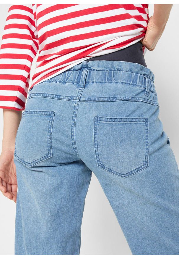 bonprix - Dżinsy ciążowe z bawełny ze stretchem i zwężanymi nogawkami. Kolekcja: moda ciążowa. Kolor: niebieski. Długość: krótkie. Wzór: aplikacja