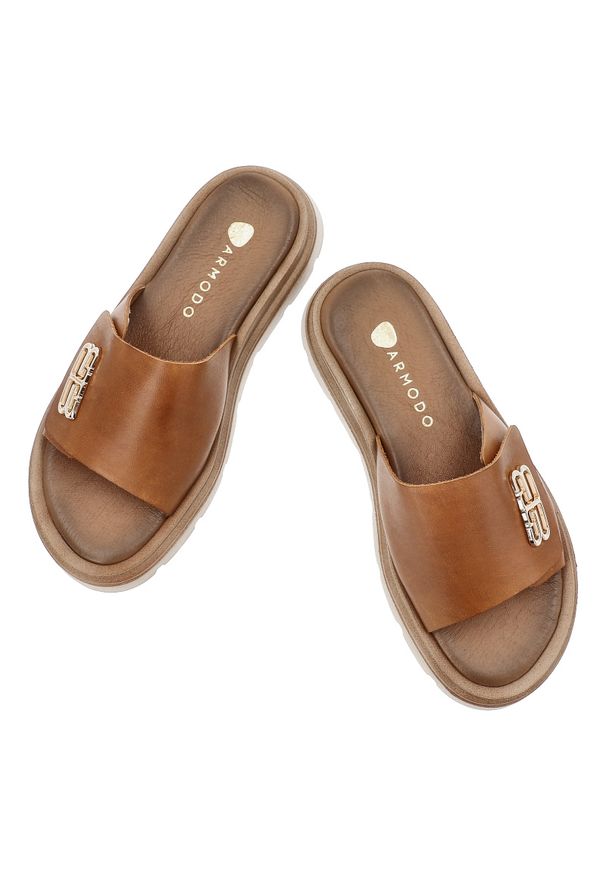 Brązowe Klapki Armodo Stylowe Obuwie Damskie Ze Skóry Naturalnej. Okazja: na co dzień. Kolor: brązowy. Materiał: skóra. Sezon: lato. Styl: elegancki