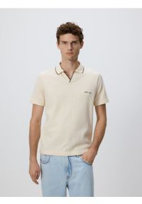Reserved - Strukturalne polo comfort fit - złamana biel. Typ kołnierza: polo. Materiał: bawełna, dzianina