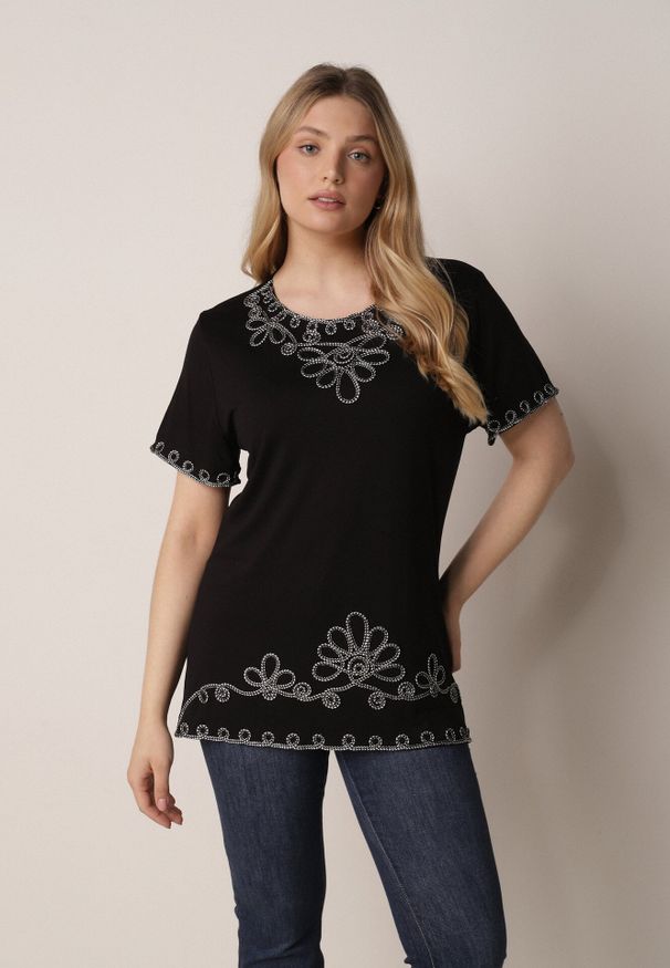 Born2be - Czarna Wiskozowa Bluzka na Krótki Rękaw z Etno Haftem z Metaliczną Nicią Aiopa. Okazja: do pracy, na co dzień, na spotkanie biznesowe. Kolekcja: plus size. Kolor: czarny. Materiał: wiskoza. Długość rękawa: krótki rękaw. Długość: krótkie. Wzór: haft. Styl: etno