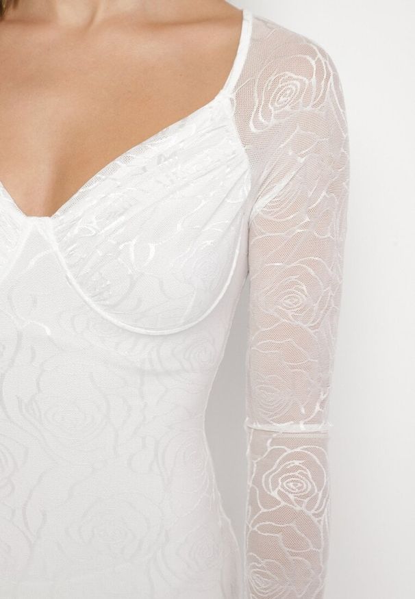 Born2be - Biała Dopasowana Sukienka z Siateczki z Ozdobnym Marszczeniem Emiraniae. Okazja: na co dzień. Kolor: biały. Materiał: tkanina. Długość rękawa: długi rękaw. Typ sukienki: proste. Styl: casual, klasyczny