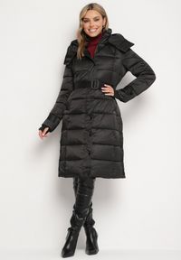 Born2be - Czarna Kurtka Pikowana o Długim Fasonie z Paskiem w Talii Delathiel. Okazja: na co dzień. Kolor: czarny. Materiał: jeans. Długość: długie. Styl: klasyczny, casual, elegancki #6