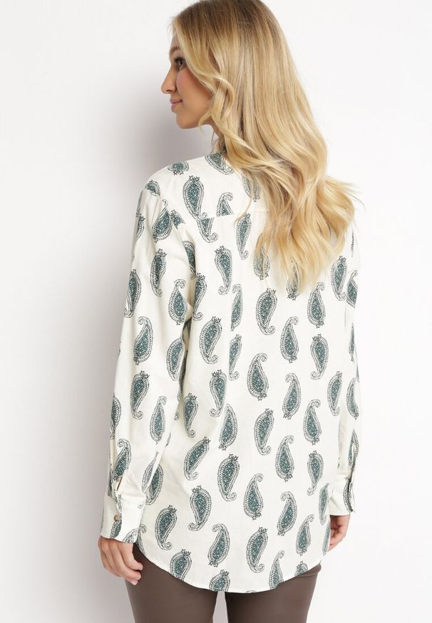 Born2be - Beżowo-Zielona Bawełniana Koszula Zdobiona Wzorem Paisley Jamara. Kolor: beżowy. Materiał: bawełna. Długość rękawa: długi rękaw. Długość: długie. Wzór: paisley, aplikacja