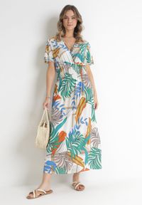 Born2be - Biało-Zielona Sukienka z Kopertowym Dekoltem i Gumkami w Pasie Kensy. Okazja: na co dzień. Typ kołnierza: dekolt w serek. Kolor: biały. Typ sukienki: kopertowe. Styl: casual #1