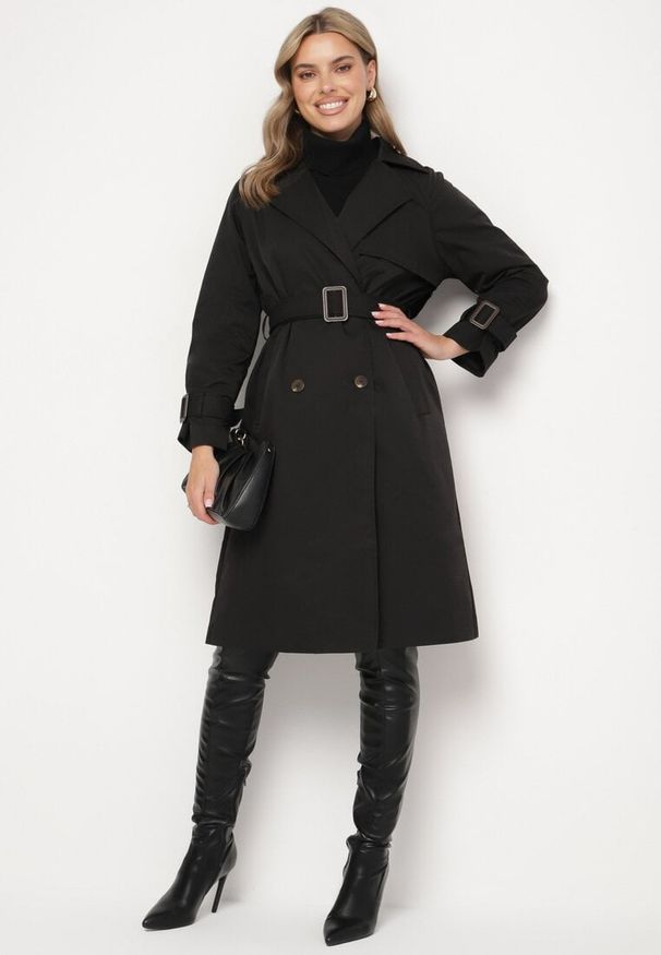 Born2be - Czarny Płaszcz w Stylu Trencza Ozdobiony Paskiem z Klamrą Ninellira. Kolor: czarny. Materiał: jeans. Długość rękawa: długi rękaw. Długość: długie. Wzór: aplikacja. Styl: klasyczny, elegancki