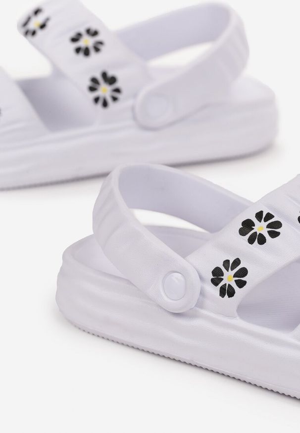 Born2be - Białe Klapki na Grubej Podeszwie z Paskami Bunlia. Kolor: biały. Styl: wakacyjny, elegancki