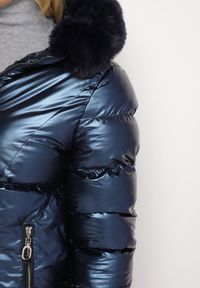 Born2be - Granatowa Pikowana Kurtka z Kapturem i Futerkiem Sahria. Okazja: na co dzień. Typ kołnierza: kaptur. Kolor: niebieski. Materiał: futro. Sezon: zima. Styl: klasyczny, casual, elegancki #3