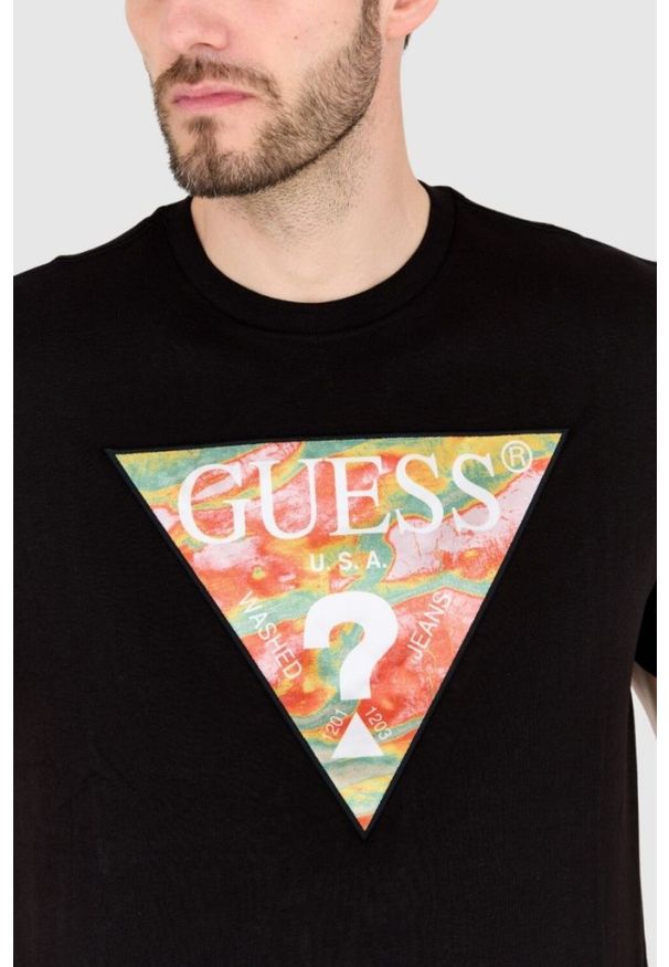 Guess - GUESS T-shirt czarny slim fit. Kolor: czarny. Wzór: aplikacja