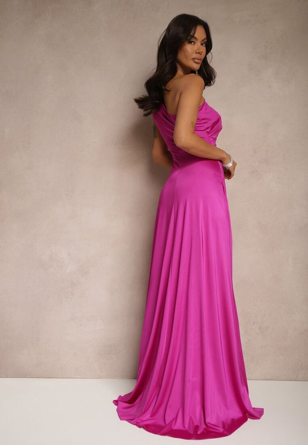 Renee - Fuksjowa Marszczona Sukienka o Asymetrycznym Kroju z Rozcięciem Taliona. Okazja: na imprezę. Kolor: różowy. Typ sukienki: asymetryczne. Styl: klasyczny