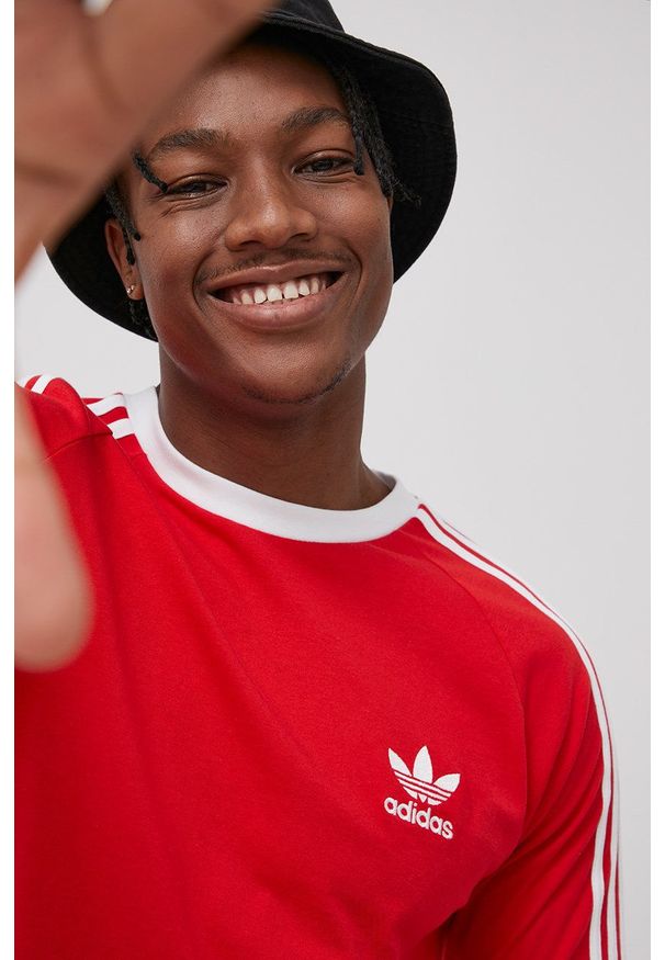 adidas Originals Longsleeve bawełniany HE9532 kolor czerwony. Okazja: na co dzień. Kolor: czerwony. Materiał: bawełna. Długość rękawa: długi rękaw. Styl: casual