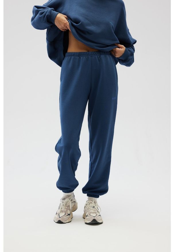 Marsala - Spodnie typu jogger z HAFTEM w kolorze NAVY BLUE - NEVIS-XL. Materiał: poliester, dzianina, guma, bawełna. Wzór: haft. Styl: elegancki