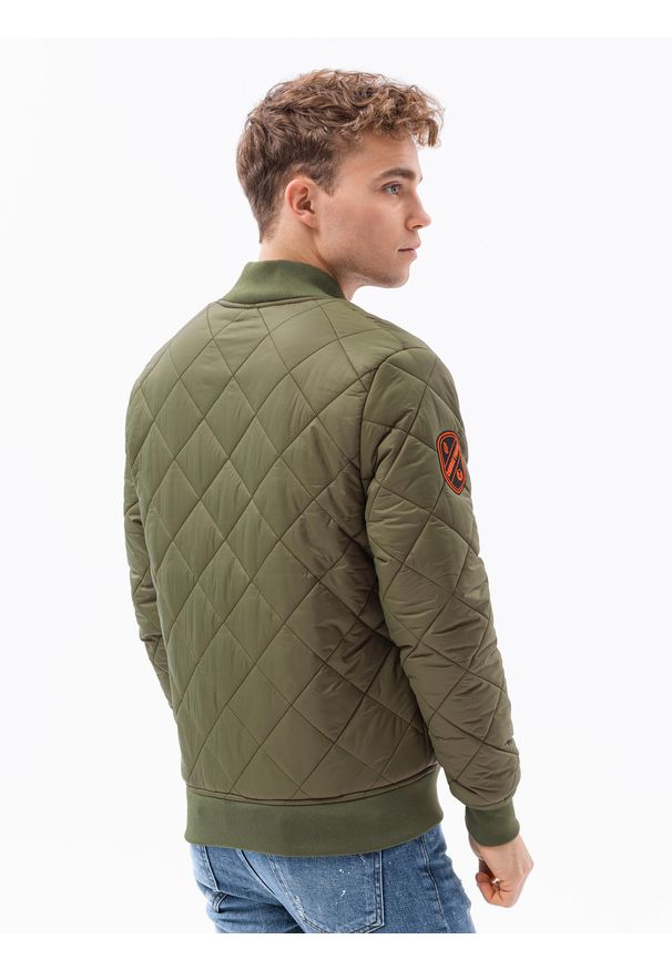 Ombre Clothing - Kurtka męska przejściowa bomberka C357 - oliwkowa - XXL. Typ kołnierza: kołnierzyk stójkowy. Kolor: oliwkowy. Materiał: nylon, poliester. Wzór: moro, aplikacja. Styl: militarny
