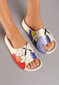 Born2be - Beżowe Klapki Kenneta. Kolor: beżowy. Materiał: guma. Wzór: motyw z bajki, nadruk, aplikacja. Sezon: lato. Styl: elegancki #6