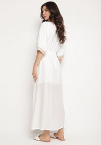 Born2be - Biała Wiskozowa Sukienka z Ażurową Lamówką Aravellea. Okazja: na co dzień. Typ kołnierza: dekolt w serek. Kolor: biały. Materiał: wiskoza. Wzór: ażurowy. Styl: casual, elegancki #7