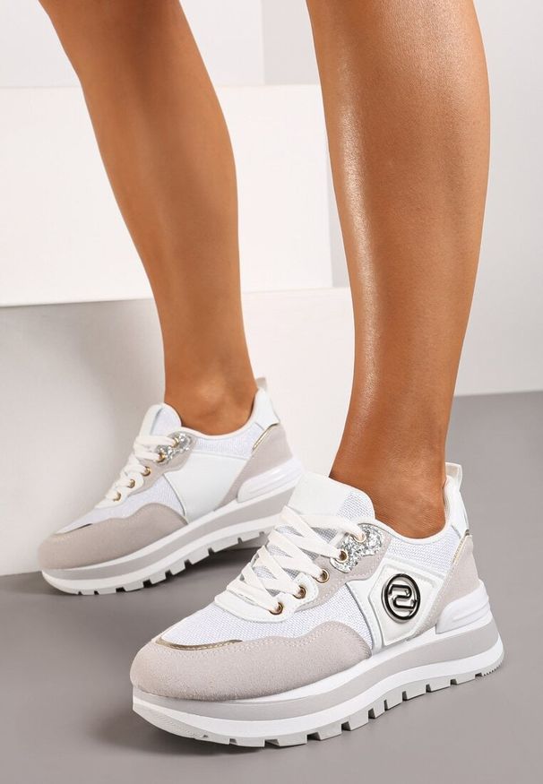 Born2be - Biało-Beżowe Sneakersy z Imitacji Skóry ze Sznurowaniami i Aplikacją Obinaria. Nosek buta: okrągły. Zapięcie: sznurówki. Kolor: biały. Materiał: skóra. Wzór: aplikacja. Obcas: na obcasie. Wysokość obcasa: niski