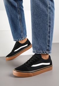 Born2be - Czarno-Beżowe Tenisówki z Ozdobną Naszywką i Przeszyciami Buildoria. Okazja: na co dzień. Kolor: czarny. Materiał: jeans. Szerokość cholewki: normalna. Wzór: aplikacja. Styl: klasyczny, sportowy, casual