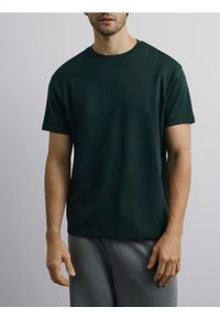 Reserved - Bawełniany t-shirt boxy - ciemnozielony. Kolor: zielony. Materiał: bawełna #1