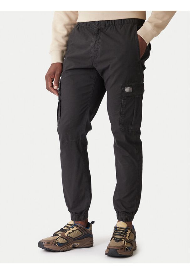 Tommy Jeans Spodnie materiałowe DM0DM22003 Szary Regular Fit. Kolor: szary. Materiał: bawełna