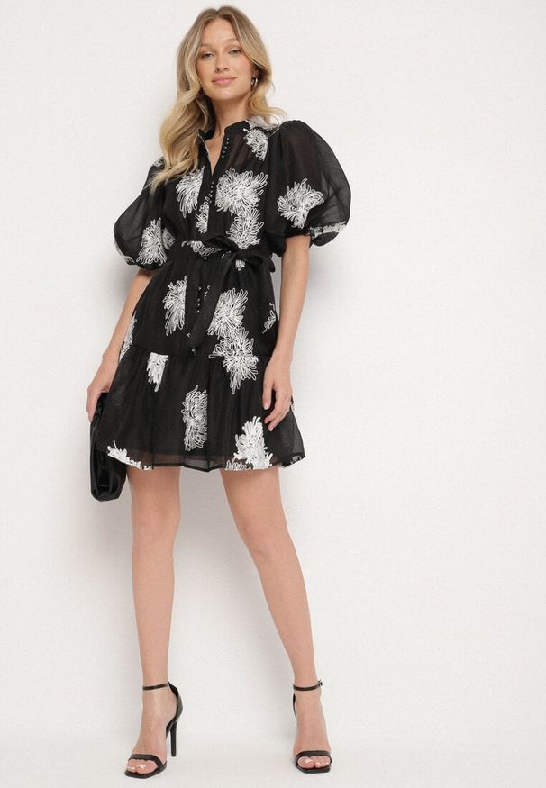 Born2be - Czarna Koszulowa Przezroczysta Sukienka z Bawełną Haftami i Paskiem Lirulira. Okazja: na co dzień. Kolor: czarny. Materiał: bawełna. Wzór: haft. Sezon: lato. Typ sukienki: koszulowe. Styl: casual, elegancki