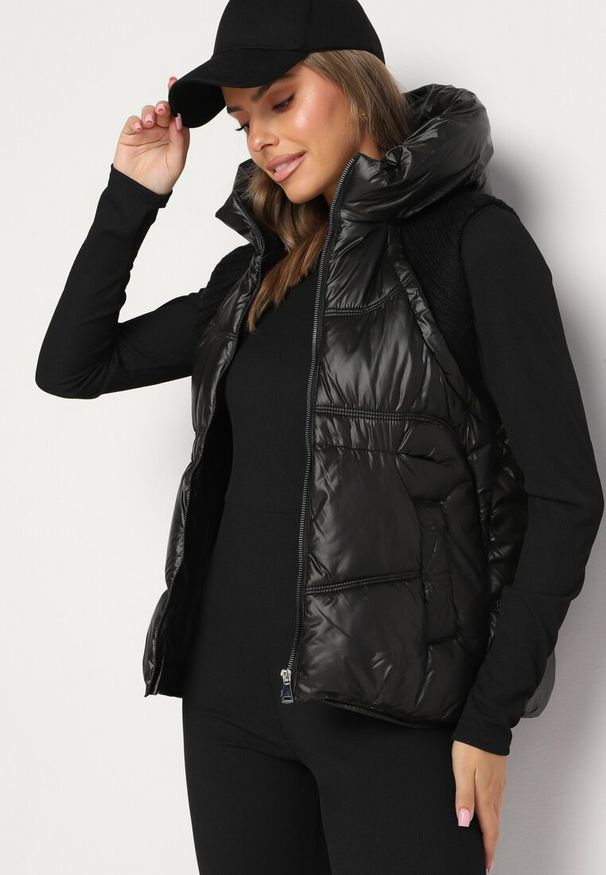 Born2be - Czarna Pikowana Kamizelka z Kapturem i Ściągaczami Timorae. Okazja: na spacer. Typ kołnierza: kaptur. Kolor: czarny. Materiał: jeans