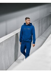 4f - 4F Bluza dresowa regular z kapturem męska 4F x Robert Lewandowski - granatowa S. Okazja: na spacer, na co dzień. Typ kołnierza: kaptur. Kolor: niebieski. Materiał: dresówka. Wzór: nadruk. Styl: casual, sportowy #1