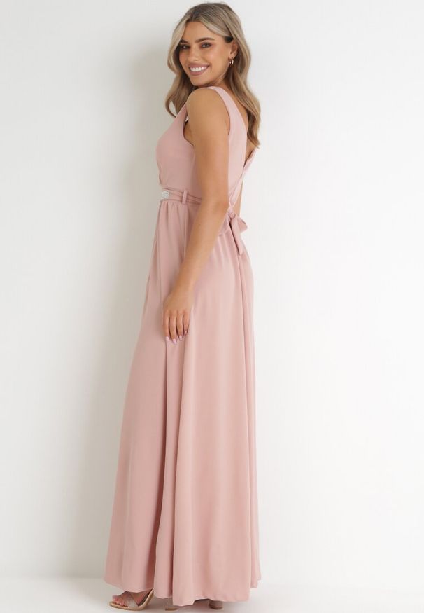 Born2be - Różowa Sukienka Rozkloszowana Maxi z Paskiem w Cyrkonie i Wycięciem Neorise. Kolor: różowy. Materiał: materiał. Wzór: aplikacja. Długość: maxi