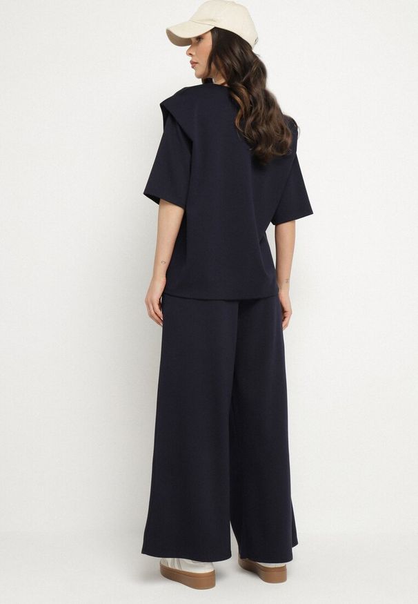 Born2be - Granatowy Komplet z Wiskozą Szerokie Spodnie i Bluzka z Dekoltem w Serek Zeilora. Kolor: niebieski. Materiał: wiskoza