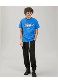 PALM ANGELS - Niebieski t-shirt z nadrukiem Shark. Kolor: niebieski. Materiał: bawełna. Wzór: nadruk. Styl: klasyczny #2