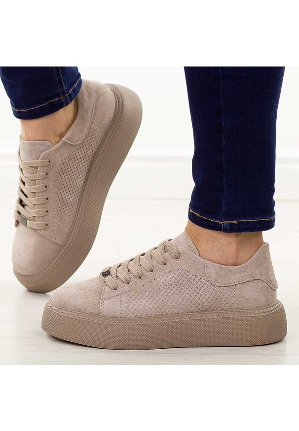 Taupe skórzane półbuty damskie Filippo Dp7502/26. Okazja: na co dzień. Kolor: beżowy. Materiał: skóra, zamsz. Sezon: jesień, wiosna, lato. Obcas: na platformie. Styl: klasyczny, casual, elegancki